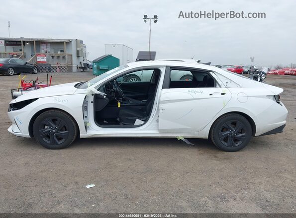 5NPLS4AG7NH071605 2022 HYUNDAI ELANTRA White 360 interior view