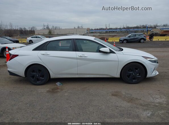 5NPLS4AG7NH071605 2022 HYUNDAI ELANTRA White Rear interior view