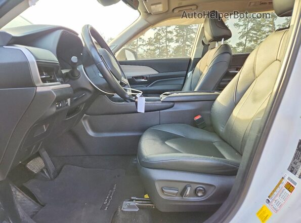 5TDAAAA50RS016758 2024 TOYOTA GRAND White Vista interior delantera