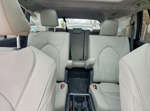 5TDACAB56TS077001 2026 TOYOTA LIMITED Blue Vista de los asientos traseros