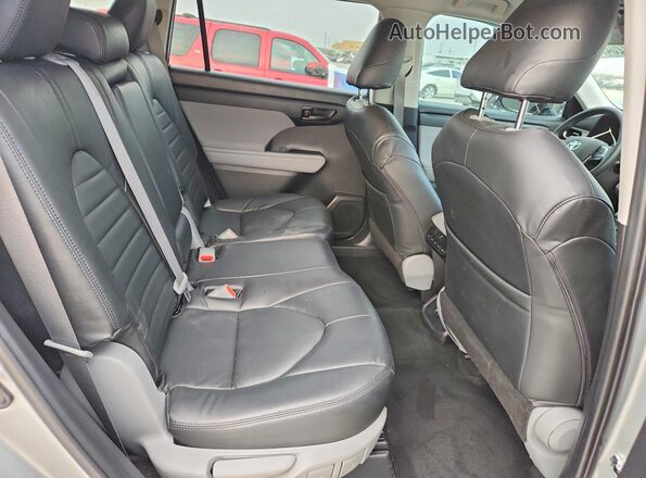 5TDCZRAH8MS534975 2021 TOYOTA HIGHLANDER Silver Widok tylnych siedzeń