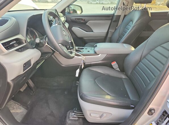 5TDCZRAH8MS534975 2021 TOYOTA HIGHLANDER Silver Widok wnętrza z przodu