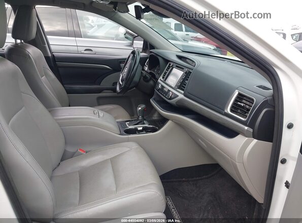 5TDDZRFH9JS859353 2018 TOYOTA LIMITED White Front interior view