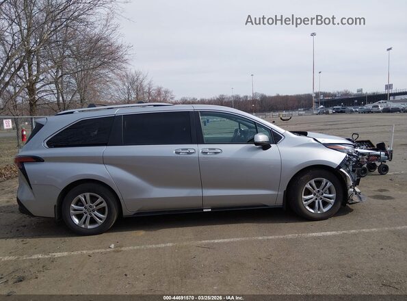 5TDESKFC6RS133949 2024 TOYOTA SIENNA Silver უკანა სალონის ხედი