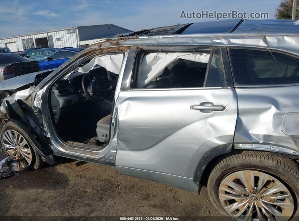 5TDFZRAH9NS126516 2022 TOYOTA HIGHLANDER Silver Widok wnętrza 360 stopni