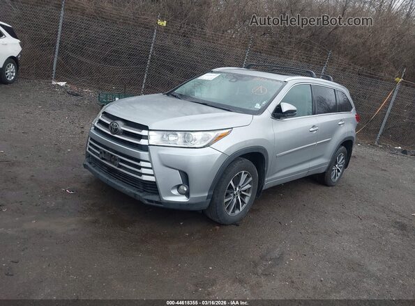 5TDJZRFH2JS892553 2018 TOYOTA LE Серебряный Передняя левая четверть