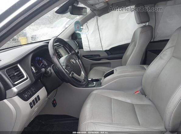 5TDJZRFH2JS892553 2018 TOYOTA LE Серебряный Вид салона спереди
