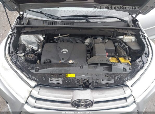 5TDJZRFH2JS892553 2018 TOYOTA LE Серебряный Вид сзади