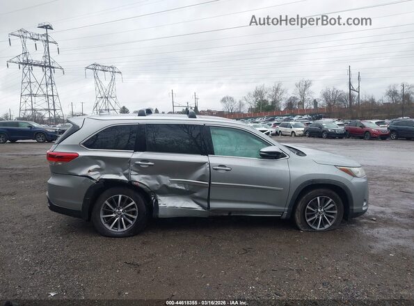 5TDJZRFH2JS892553 2018 TOYOTA LE Серебряный Вид задней части салона