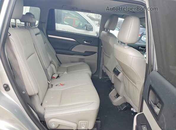 5TDJZRFH5KS935574 2019 TOYOTA HIGHLANDER Серебряный Вид задней части салона