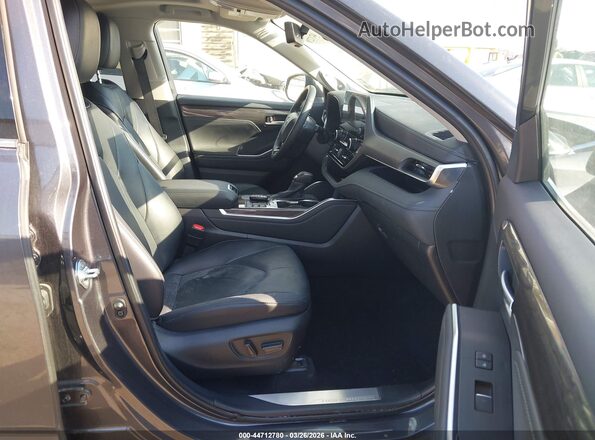 5TDKDRAH5SS552647 2025 TOYOTA LIMITED Gray Front interior view