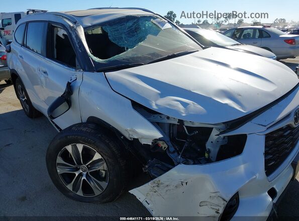 5TDKDRBH1TS599044 2026 TOYOTA LE White Դիմացի տեսք