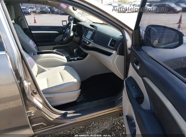 5TDKKRFH7GS164714 2016 TOYOTA LE Gray Front interior view