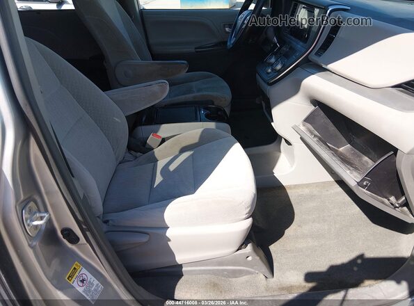 5TDKZ3DCXHS895249 2017 TOYOTA LE Silver წინა სალონის ხედი