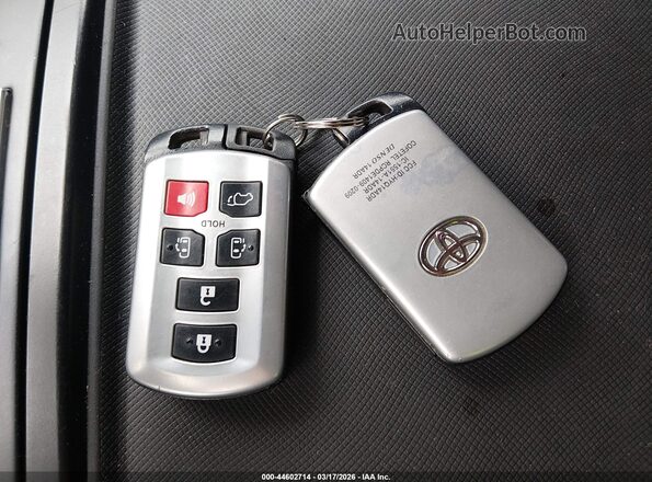 5TDXZ3DC8JS933881 2018 TOYOTA SIENNA Серый 
