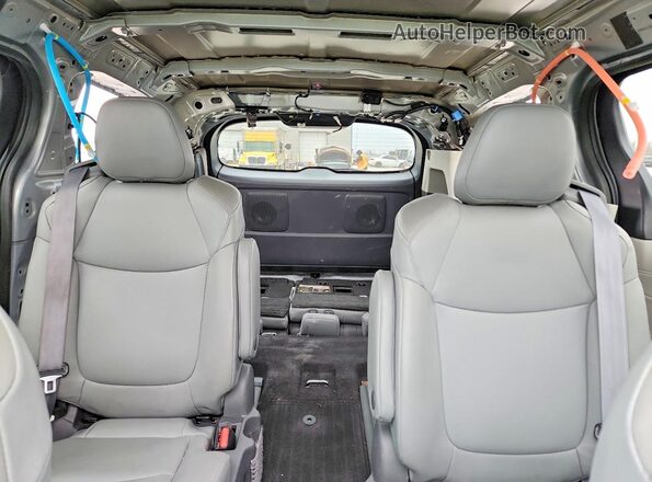 5TDYRKEC2MS031597 2021 TOYOTA SIENNA Silver Rear seats view