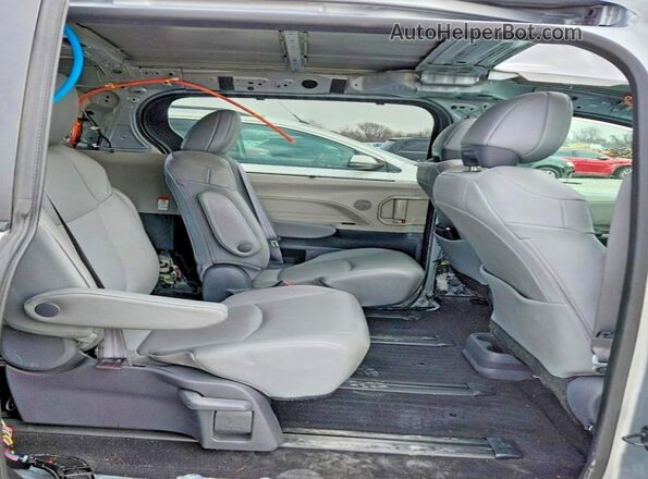 5TDYRKEC2MS031597 2021 TOYOTA SIENNA Silver Rear interior view