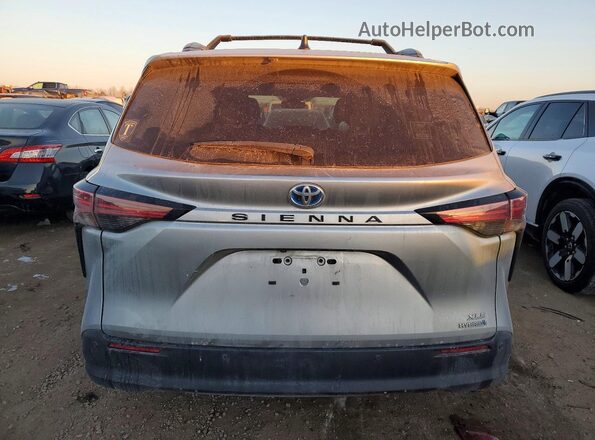 5TDYRKEC2NS085645 2022 TOYOTA SIENNA Silver Widok z tyłu