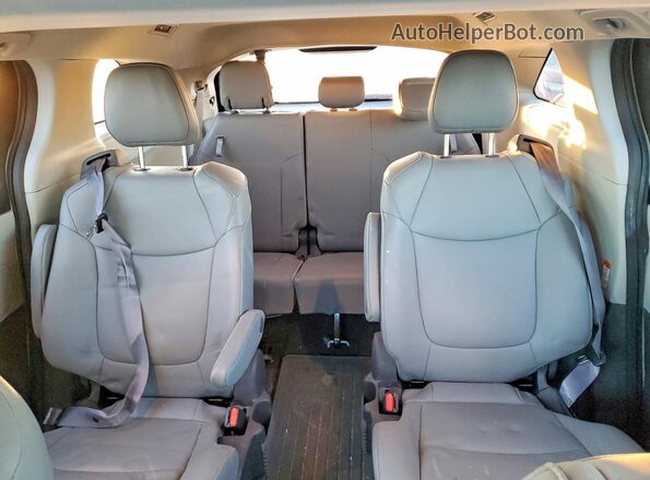 5TDYRKEC2NS085645 2022 TOYOTA SIENNA Silver Widok tylnych siedzeń