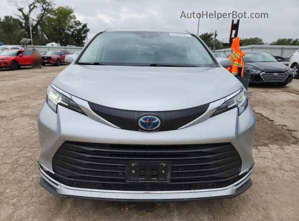 5TDYRKEC3NS094192 2022 TOYOTA SIENNA Silver Widok z przodu