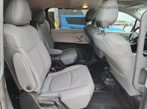 5TDYRKEC3NS094192 2022 TOYOTA SIENNA Silver Widok wnętrza z tyłu
