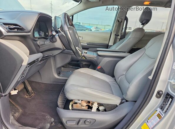 5TDYRKECXMS034781 2021 TOYOTA SIENNA Silver Սալոնի դիմացի տեսք