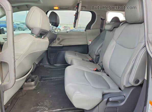 5TDYRKECXMS034781 2021 TOYOTA SIENNA Silver Սալոնի հետևի տեսք