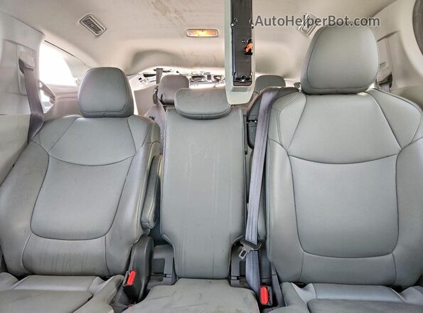 5TDYRKECXMS034781 2021 TOYOTA SIENNA Silver Հետևի նստատեղերի տեսք