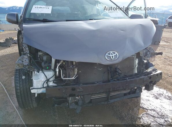 5TDYZ3DC3HS893076 2017 TOYOTA LE Gray Widok z przodu