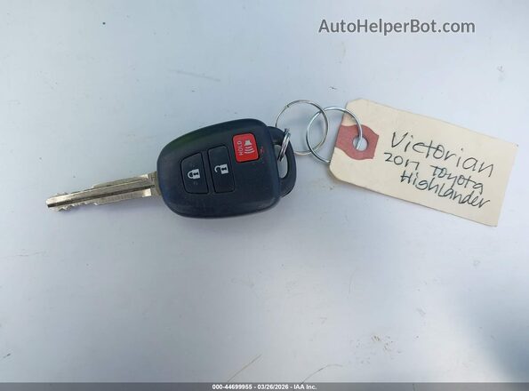 5TDZARFH4HS032156 2017 TOYOTA LE Silver Առջևի վահանակի տեսք