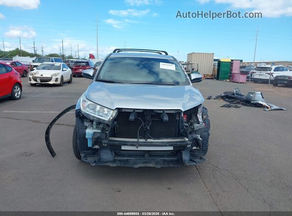 5TDZARFH4HS032156 2017 TOYOTA LE Silver Դիմացի տեսք
