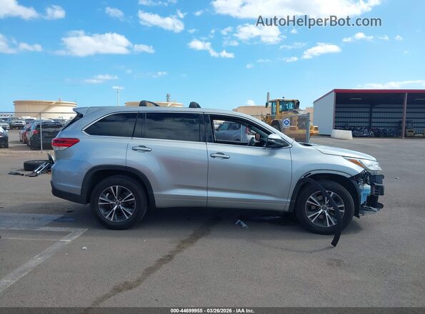 5TDZARFH4HS032156 2017 TOYOTA LE Silver Սալոնի 360 աստիճան տեսք