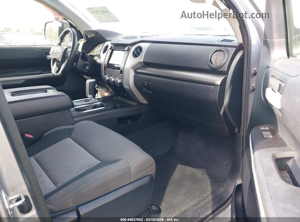5TFEW5F15GX211486 2016 TOYOTA TUNDRA Silver Вид салону спереду