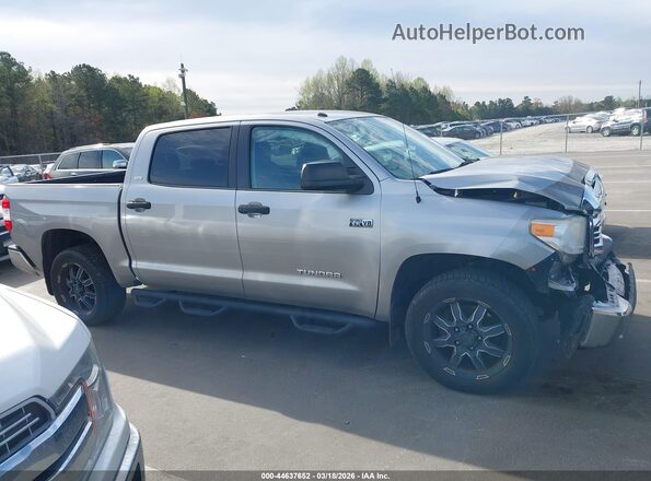 5TFEW5F15GX211486 2016 TOYOTA TUNDRA Silver Вид задньої частини салону