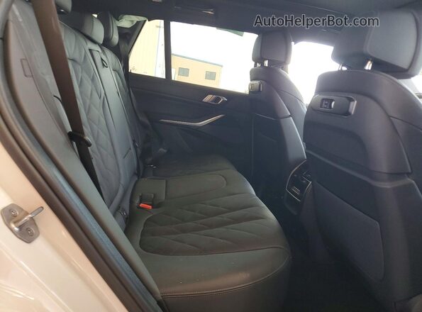 5UX13EU0XT9179844 2026 BMW X5 White Vista interior trasera