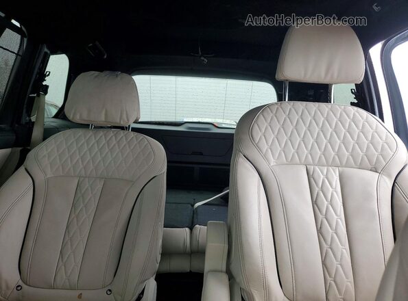 5UX23EM01P9N65305 2023 BMW X7 Silver უკანა სავარძლების ხედი