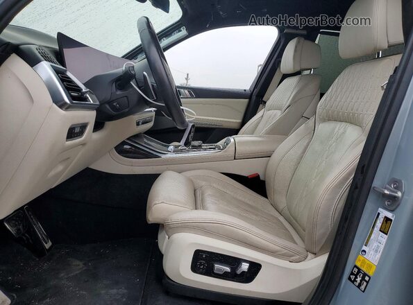 5UX23EM01P9N65305 2023 BMW X7 Silver წინა სალონის ხედი
