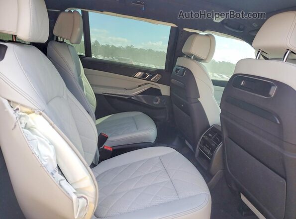 5UX23EM01R9S23534 2024 BMW X7 Gray Widok wnętrza z tyłu