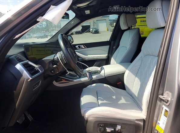 5UX23EM01R9S23534 2024 BMW X7 Gray Widok wnętrza z przodu