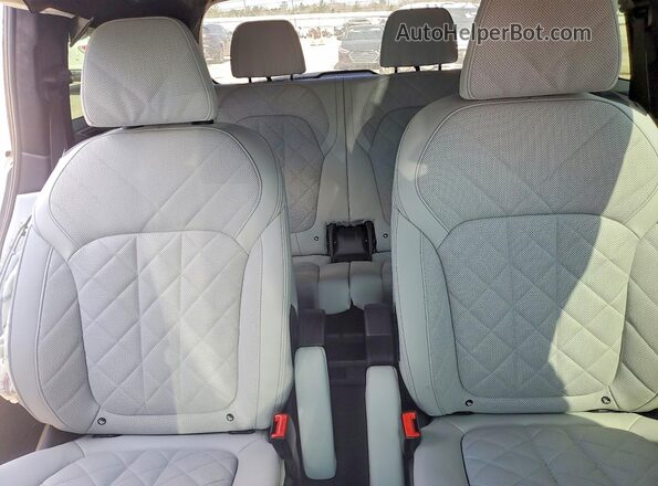 5UX23EM01R9S23534 2024 BMW X7 Gray Widok tylnych siedzeń