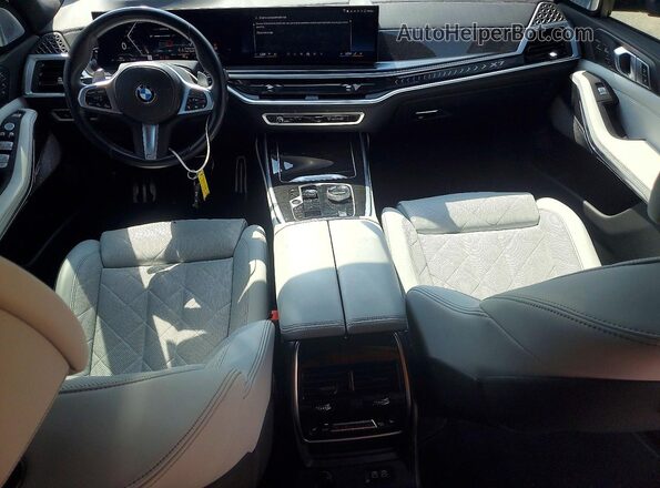 5UX23EM01R9S23534 2024 BMW X7 Gray Widok deski rozdzielczej