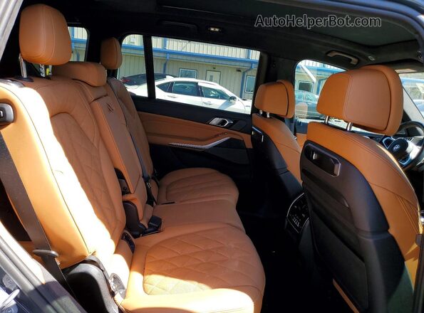 5UX23EM01R9U39738 2024 BMW X7 Charcoal Widok wnętrza z tyłu