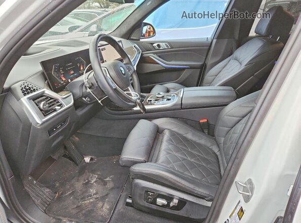 5UX23EM02S9W23009 2025 BMW X7 White Вид салону спереду
