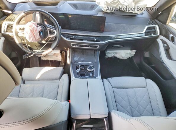 5UX23EM02S9Y44089 2025 BMW X7 Gray Առջևի վահանակի տեսք