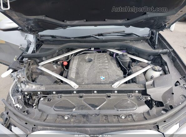 5UX23EM04R9S76938 2024 BMW X7 Gray უკანა ხედი