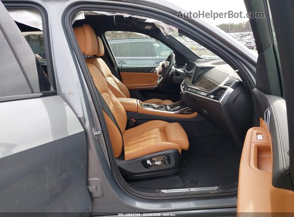 5UX23EM04R9S76938 2024 BMW X7 Gray წინა სალონის ხედი
