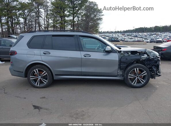 5UX23EM04R9S76938 2024 BMW X7 Gray უკანა სალონის ხედი