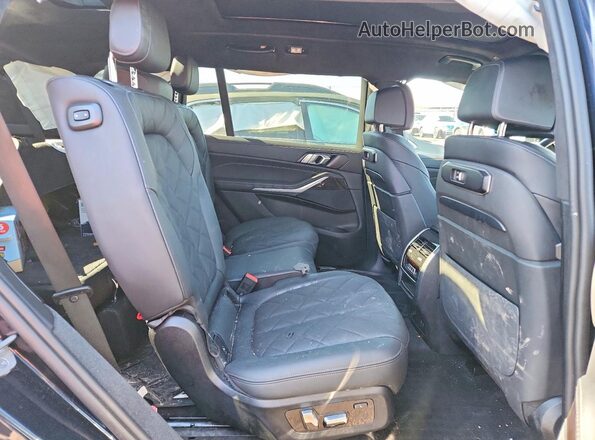 5UX23EM05S9X84485 2025 BMW X7 Blue უკანა სალონის ხედი