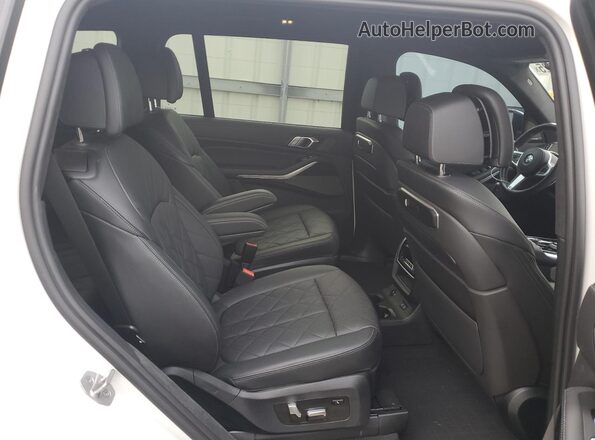 5UX23EM06P9P35206 2023 BMW X7 White უკანა სალონის ხედი