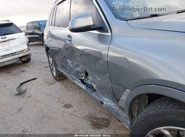 5UX23EM06R9V50477 2024 BMW X7 Gray Front view